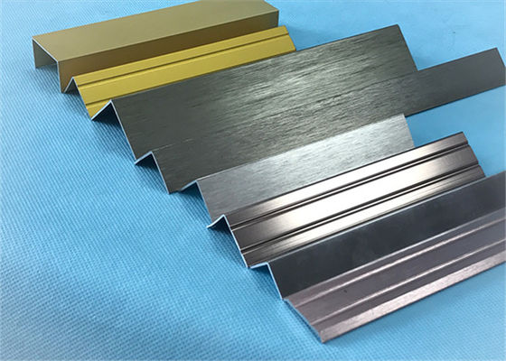China Kundengebundene Längen-Aluminiumboden-Streifen/Aluminiumverdrängungs-Ordnung für keramische Dekoration fournisseur
