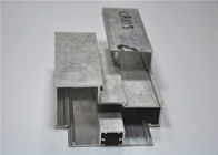Mahlen Sie fertige Aluminiumtürrahmen 6063/6005 T5 mit dem künstlichen Löschen